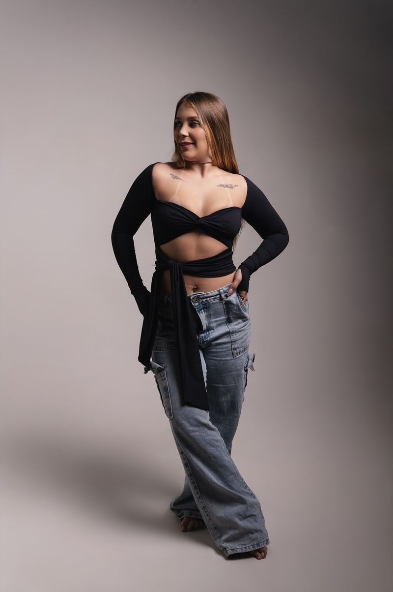 Cropped Maby preto de manga longa com calça jeans